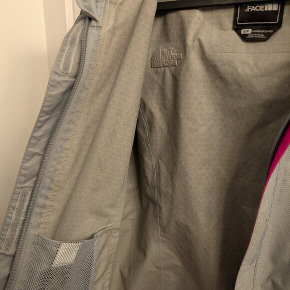 The North Face Hyvent 2.5L rain jacket - size small. - Picture 4 of 7